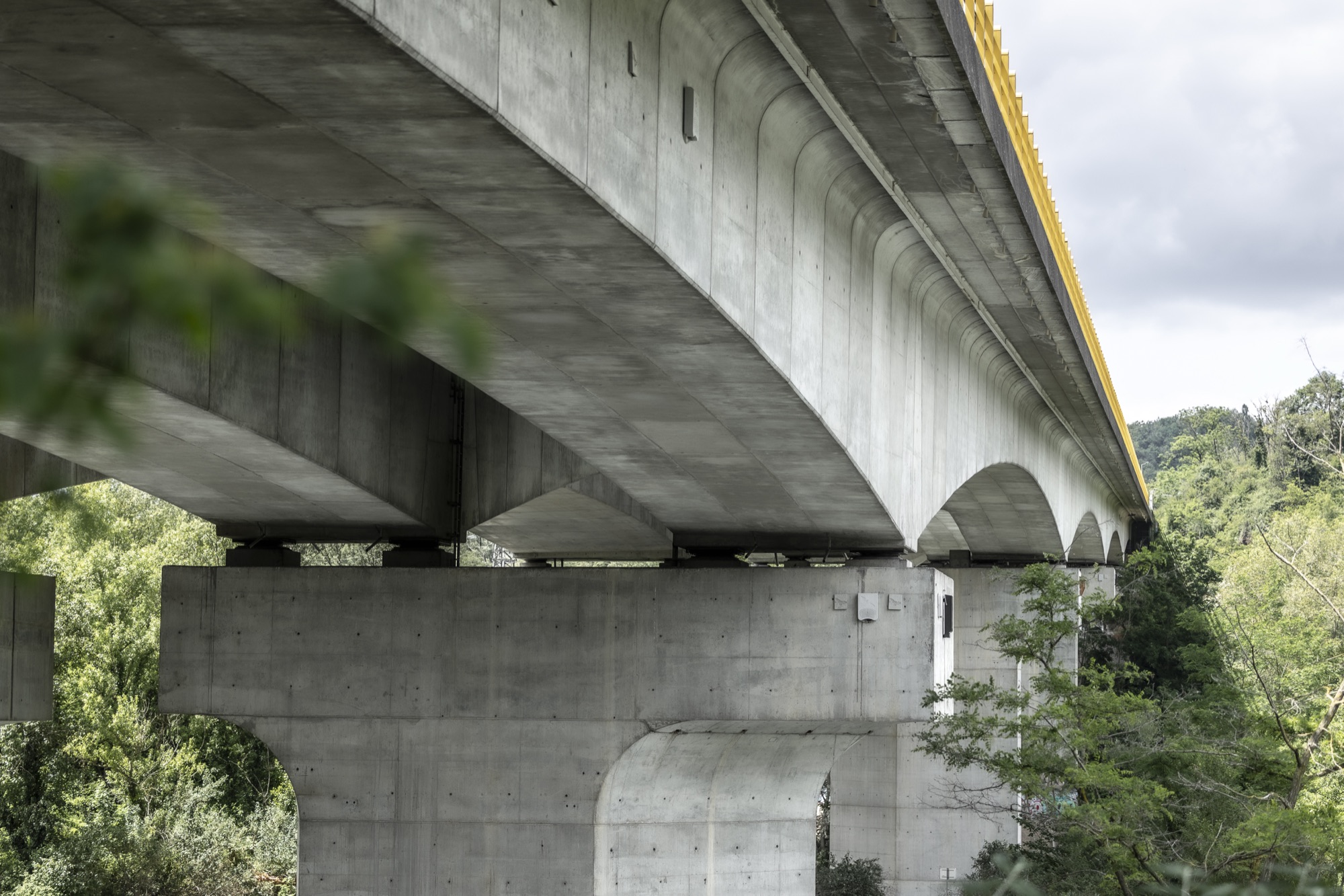 Sous-face d’un viaduc en béton précontraint et sa pile